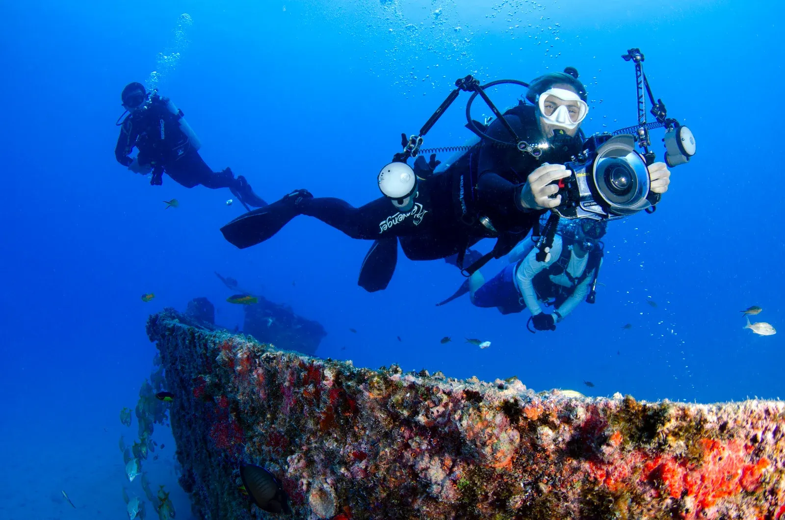 canva-scuba-divers-underwater-MAEXn-JDN1k